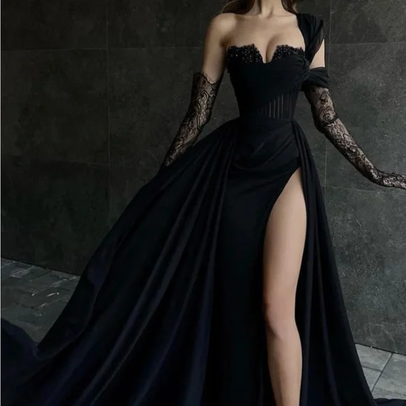 Elegant WHITE Evening Gown with Lace Details - Picture 1 of 2